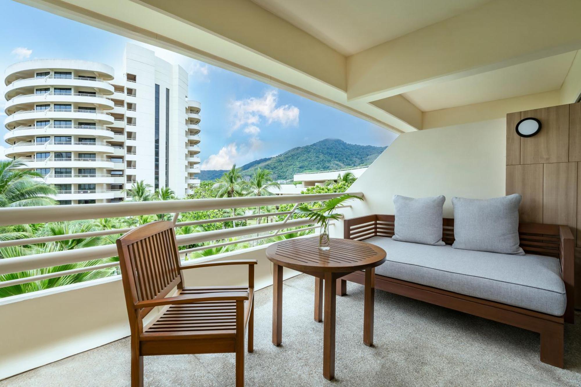 Karon 普吉岛阿卡迪亚希尔顿水疗度假村酒店 外观 照片 A balcony at the hotel