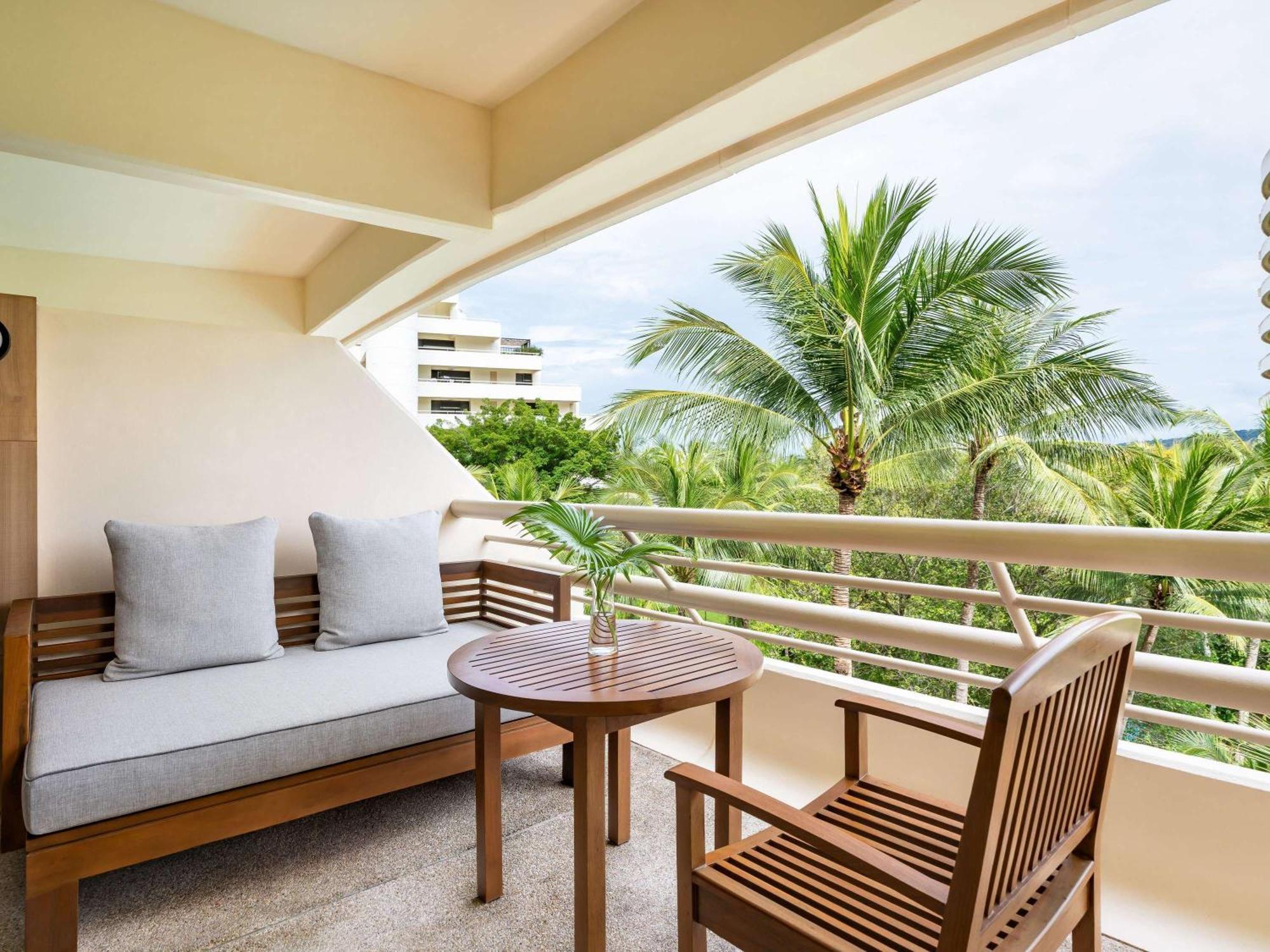 Karon 普吉岛阿卡迪亚希尔顿水疗度假村酒店 外观 照片 A balcony at the Royal Hawaiian Hotel