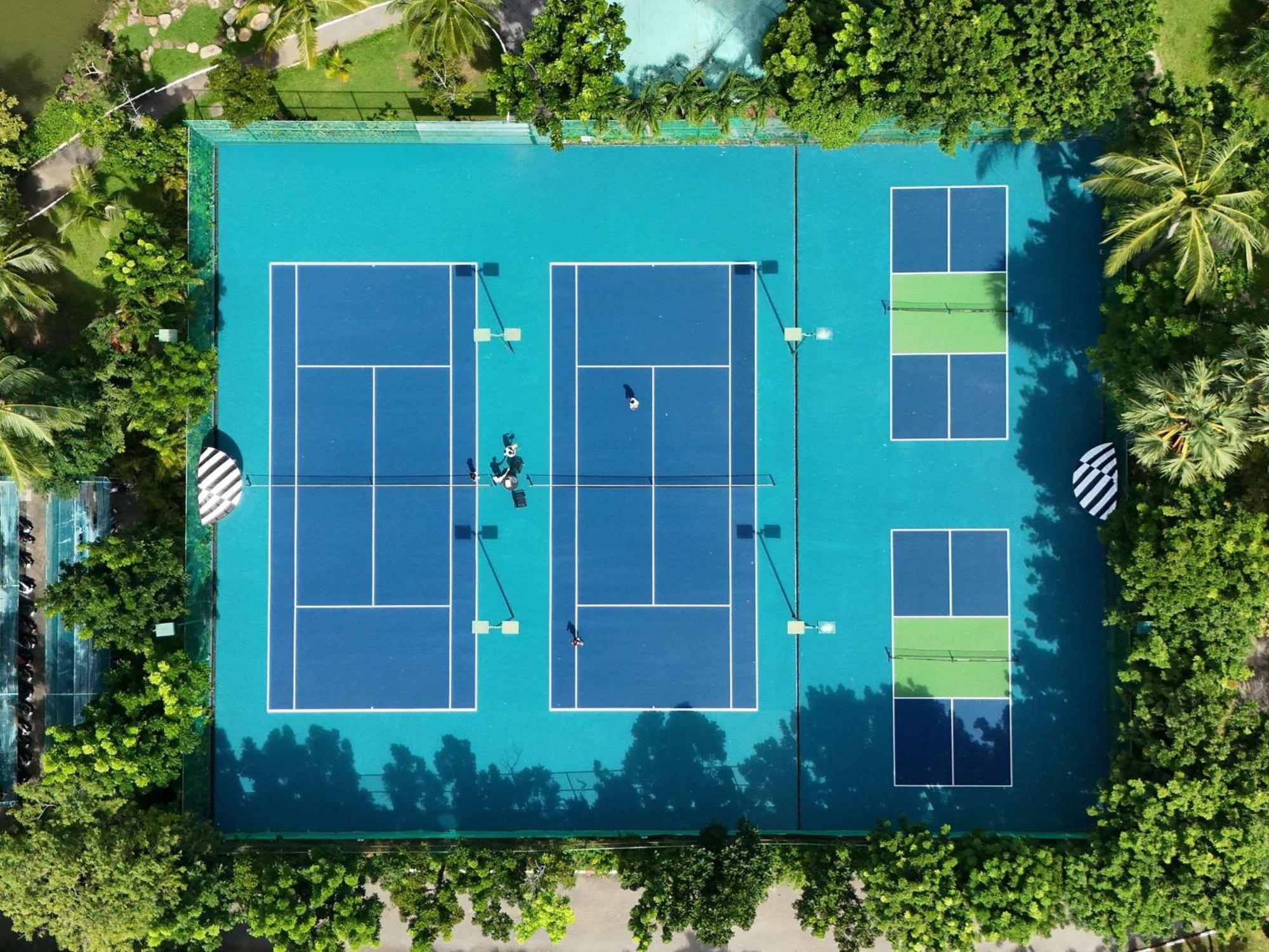 Karon 普吉岛阿卡迪亚希尔顿水疗度假村酒店 外观 照片 Tennis courts at the Boca Raton Resort